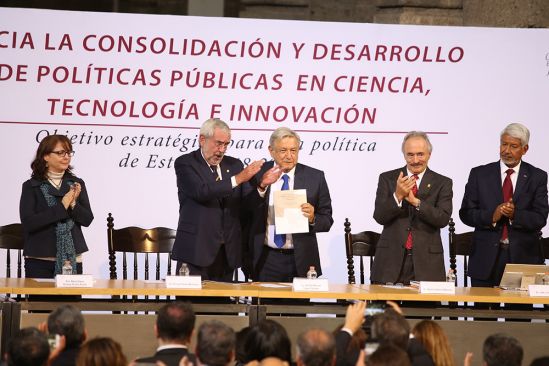 AMLO recibe agenda estratégica en ciencia, tecnología e innovación para una política de Estado 2018-2024