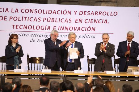 AMLO recibe agenda estratégica en ciencia, tecnología e innovación para una política de Estado 2018-2024