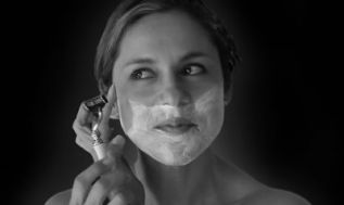 Una de cada 4 mujeres admite utilizar productos diseñados para hombre, según encuesta