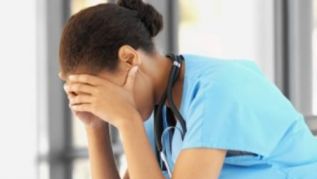 Médicos padecen estrés