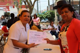 Gradúa a 35 enfermeras el pueblo de San Francisco Tlatenco, Tláhuac