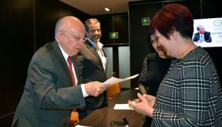 Narro Robles entregó los Premios Gen a la Investigación 