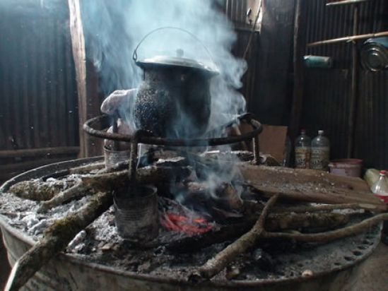 Alrededor de 16 millones de mexicanos, en riesgo de desarrollar enfermedades respiratorias por cocinar con leña