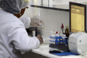 53 positivos al nuevo coronavirus en el país; más de la mitad de los casos fueron importados de España
