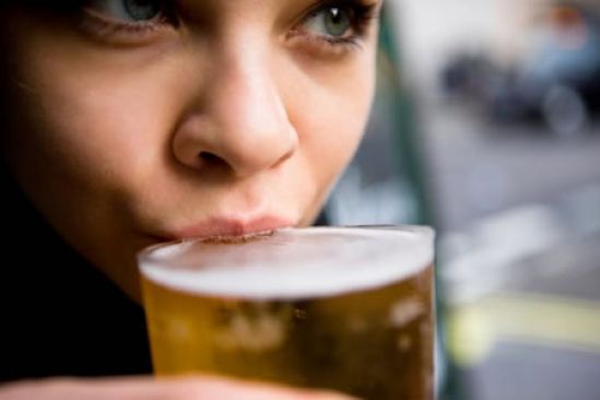 Consumo moderado de cerveza, benefico para la salud digestiva y niveles de gluscosa, según estudio