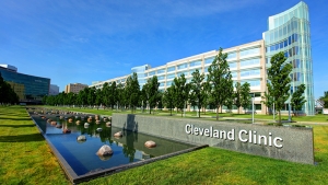 Cleveland Clinic, miembro fundador de la AI Alliance) una comunidad internacional de desarrolladores, investigadores y adoptantes de tecnología líderes