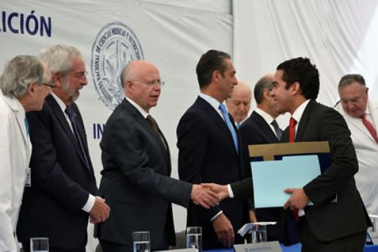 Se graduan 200 médicos residenters en el INCMNSZ