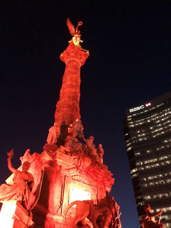 Se iluminan los monumentos de Paseo de la Reforma por el Día Mundial de la Esclerosis Múltiple