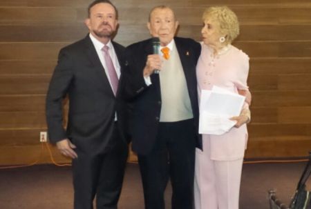 Reconocen contribuciones de médico mexicano a la salud de la mujer