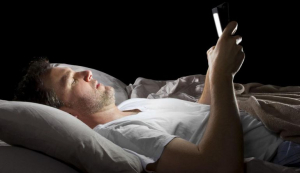 Consultar constantemente el celular altera el ciclo de sueño, advierte especialista