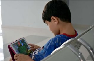 Uso excesivo de dispositivos electrónicos causa NOMOFOBIA