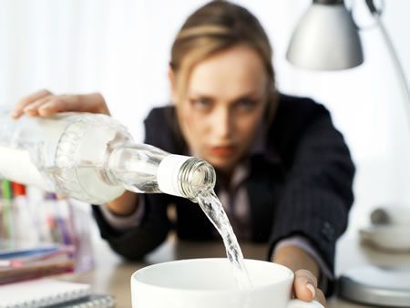 Ebriorexia, trastorno que se presenta en jóvenes de entre 17 y 24 años de edad
