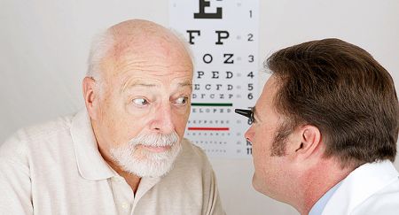 Uso excesivo de pantallas y edad avanzada afectan la vista de los adultos mayores