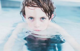 Natación para niños: evita los riesgos para la salud