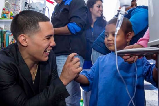 Óscar Valdez, campeón mundial de boxeo, anima a niños en el HJM