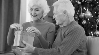 Socializar, fundamental para combatir la tristeza navideña en el adulto mayor    