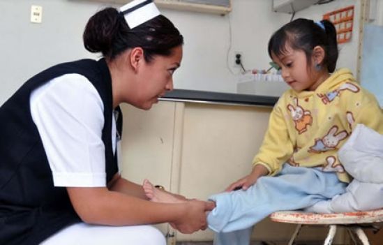 Por cada 100 enfermeras y enfermeros en el país, 43 son profesionistas o especialistas