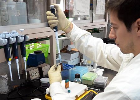 La industria farmacéutica invierte más de 140 mil mdd a nivel global en investigación clínica