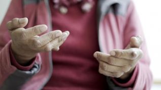 Personas con artritis utlizan lenguaje de señas como terapia de rehabilitación