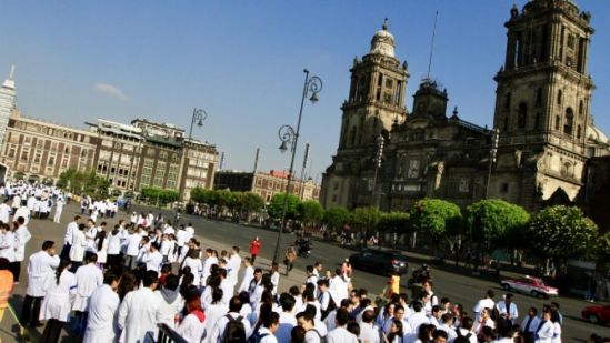 ¡Por una residencia médica digna! marchan médicos del Hospital General