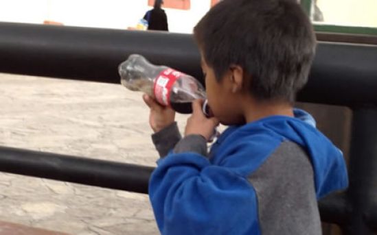Niños mexicanos tienen una ingesta extra de 240 kilocalorías por consumo de bebidas azucaradas
